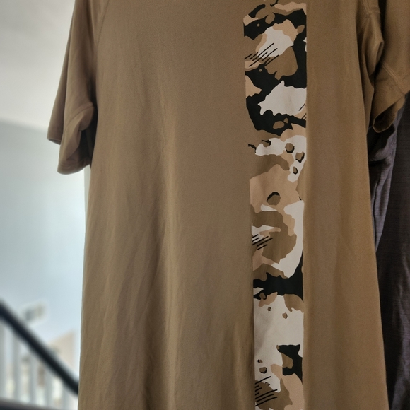 4 Nike shirts - Picture 2 of 5